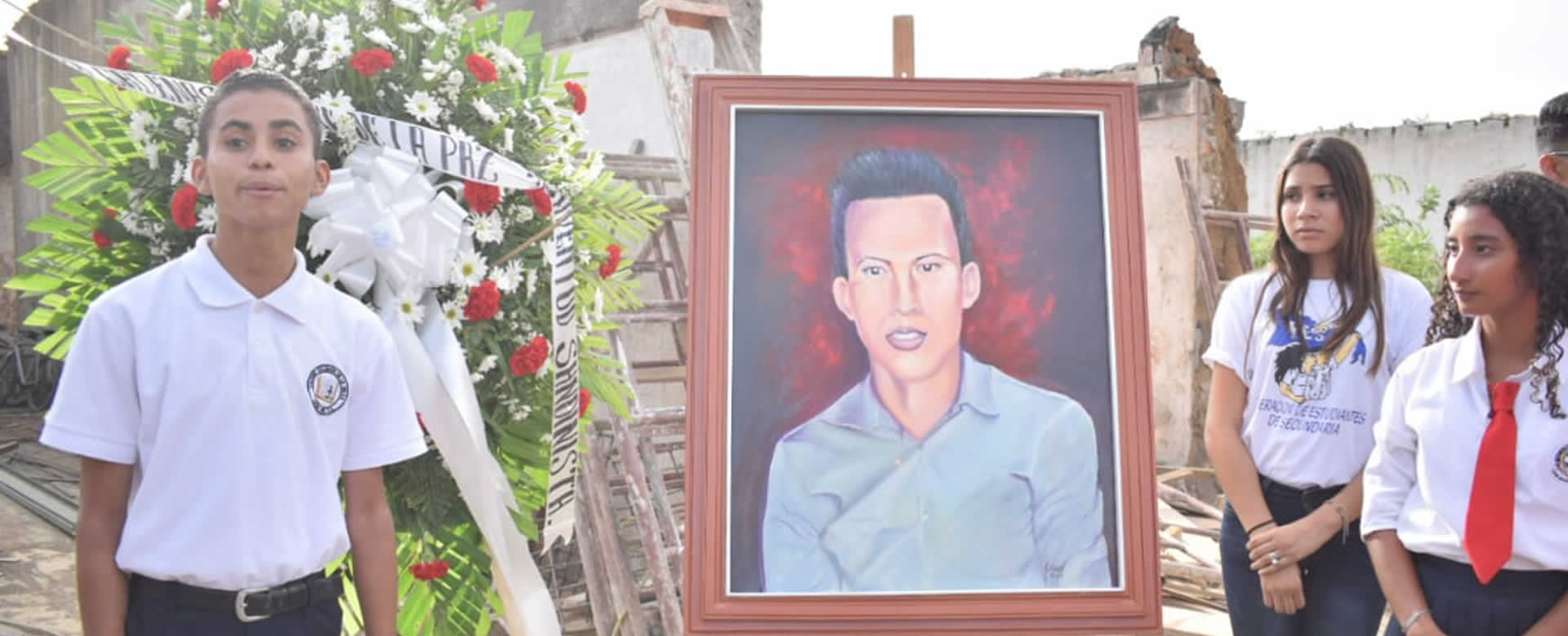 Estudiantes de secundaria realizan homenaje a héroes caídos en el conflicto golpista