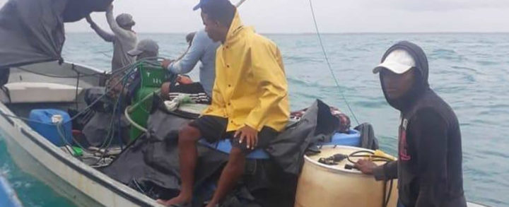 Fuerza Naval rescata a cinco personas que naufragaban en el Caribe
