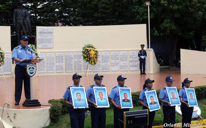Rinden homenaje a policías que perdieron la vida en el intento golpe de Estado 