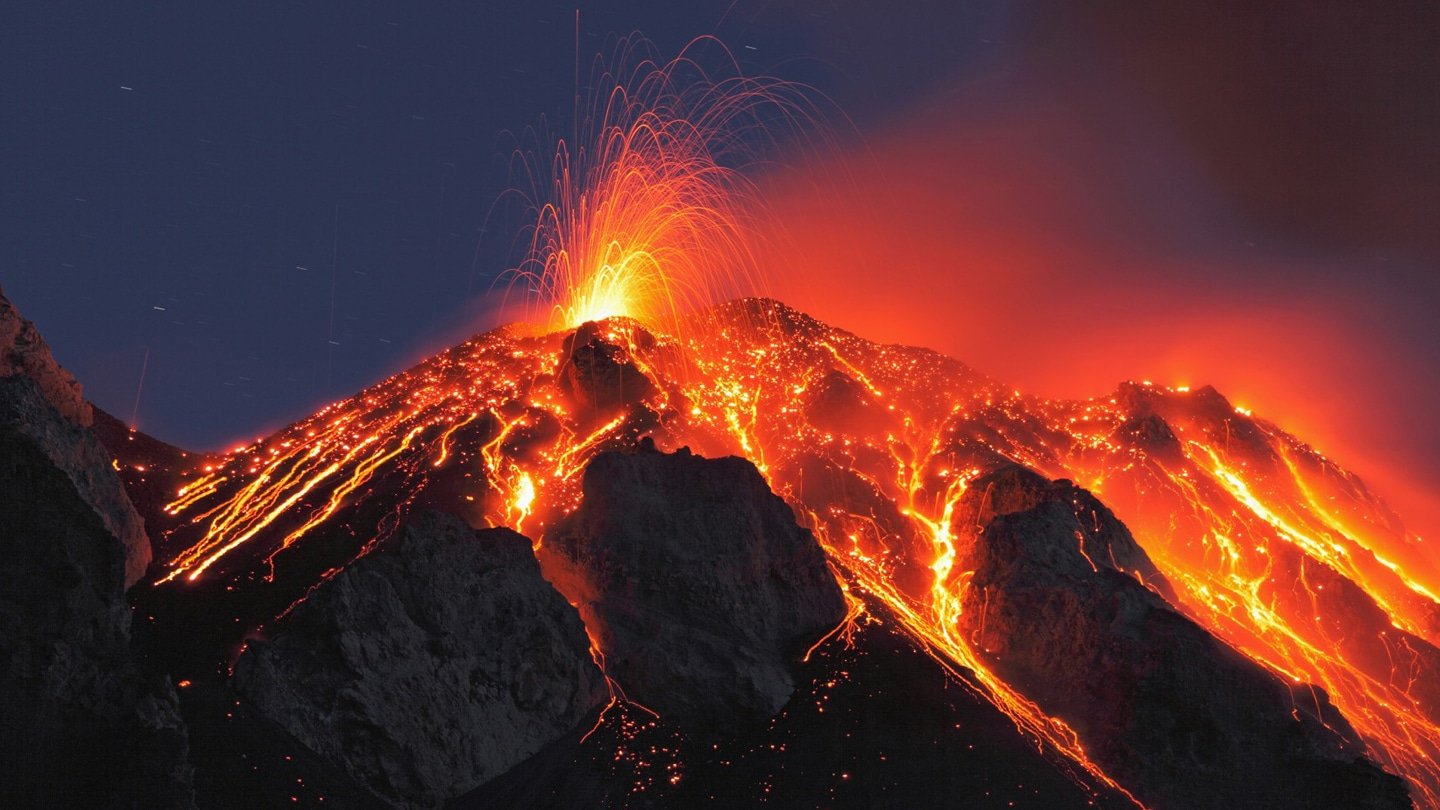 Entra en erupción el volcán Estrómboli ubicado en una isla italiana