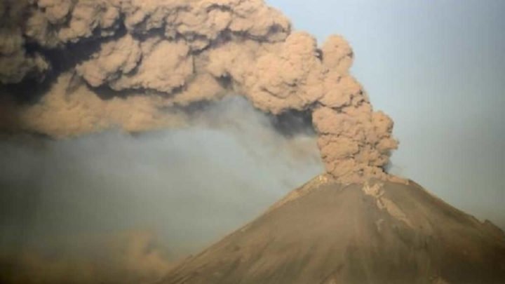 Volcán Ubinas de Perú alerta a las autoridades tras fuertes explosiones 