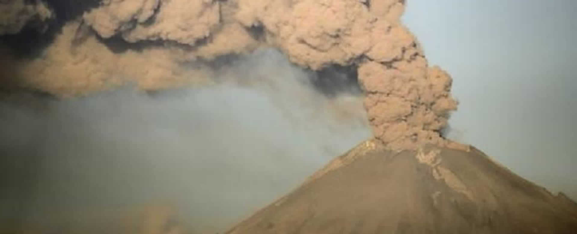 Volcán Ubinas de Perú alerta a las autoridades tras fuertes explosiones
