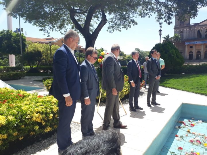 Delegaciones internacionales visitan mausoleo del Comandante Carlos