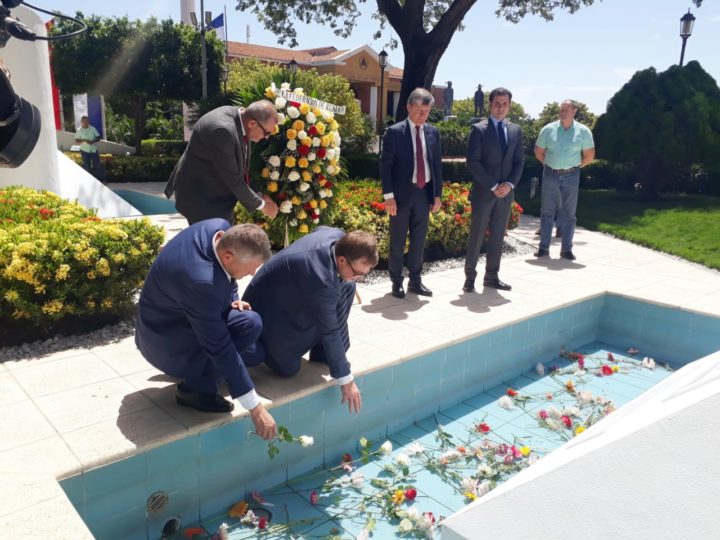 Delegaciones internacionales visitan mausoleo del Comandante Carlos