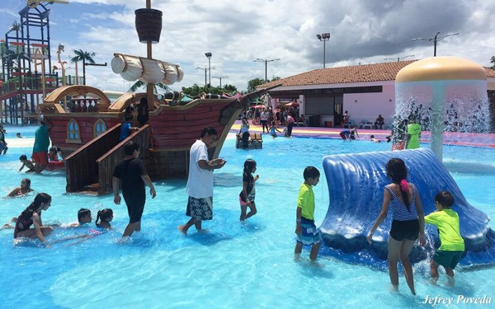 Familias disfrutan de su fin de semana en las frescas aguas del Parque Acuático 
