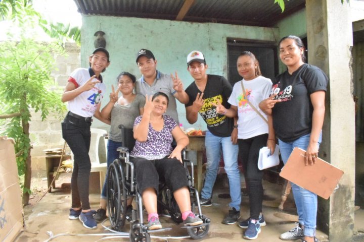 Promotoría solidaria entregan sillas de ruedas en el departamento de León