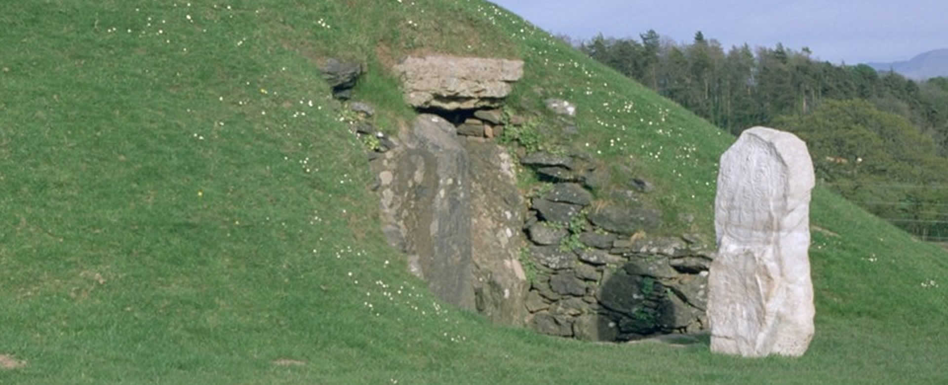 El monumento prehistórico Bryn Celli Ddu, Gales, Reino Unido.