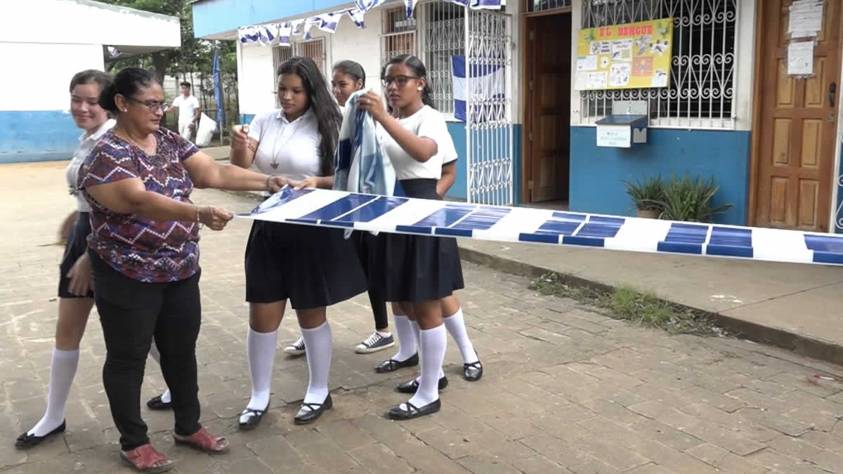 Adornan con banderas azul y blanco el Colegio Gabriela Mistral, Managua