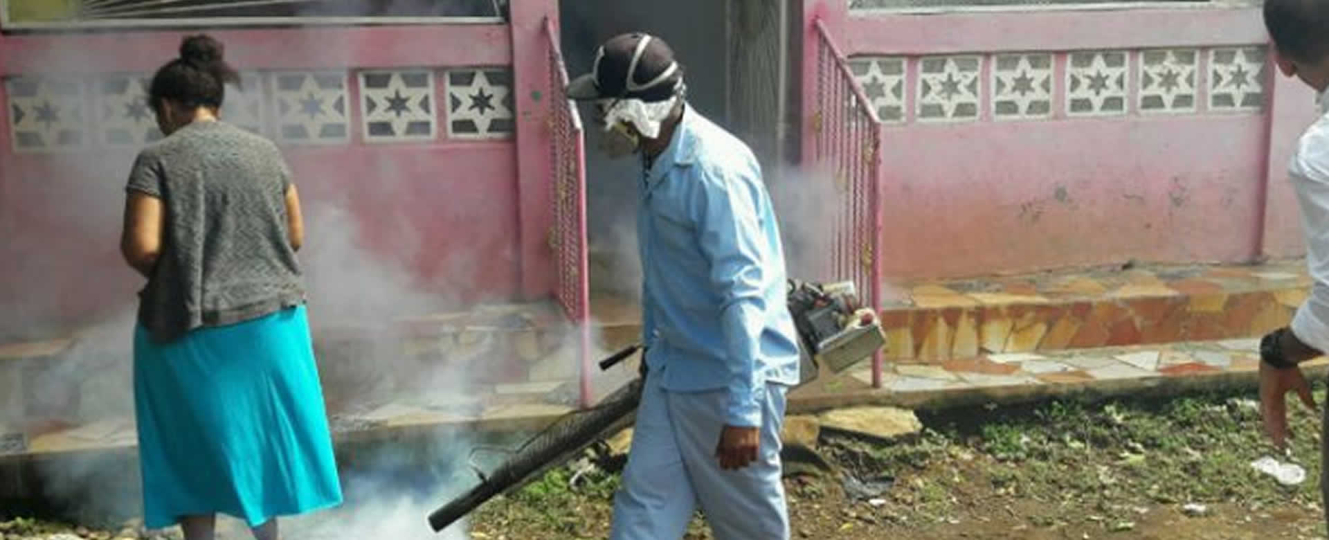 Brigadistas del MINSA luchan contra el mosquito en el barrio Hugo Chávez
