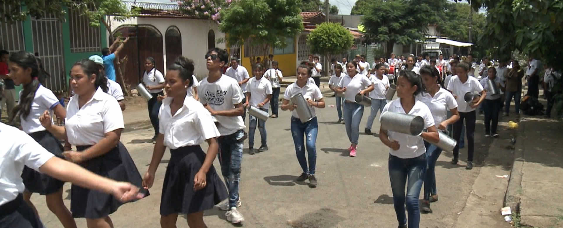 Estudiantes de Villa El Carmen se preparan para los desfiles patrios