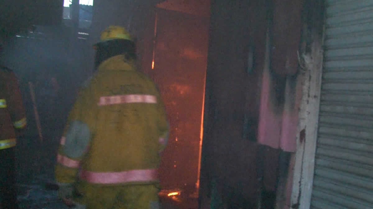 Comerciantes del Oriental reciben materiales de construcción tras sufrir un voraz incendio