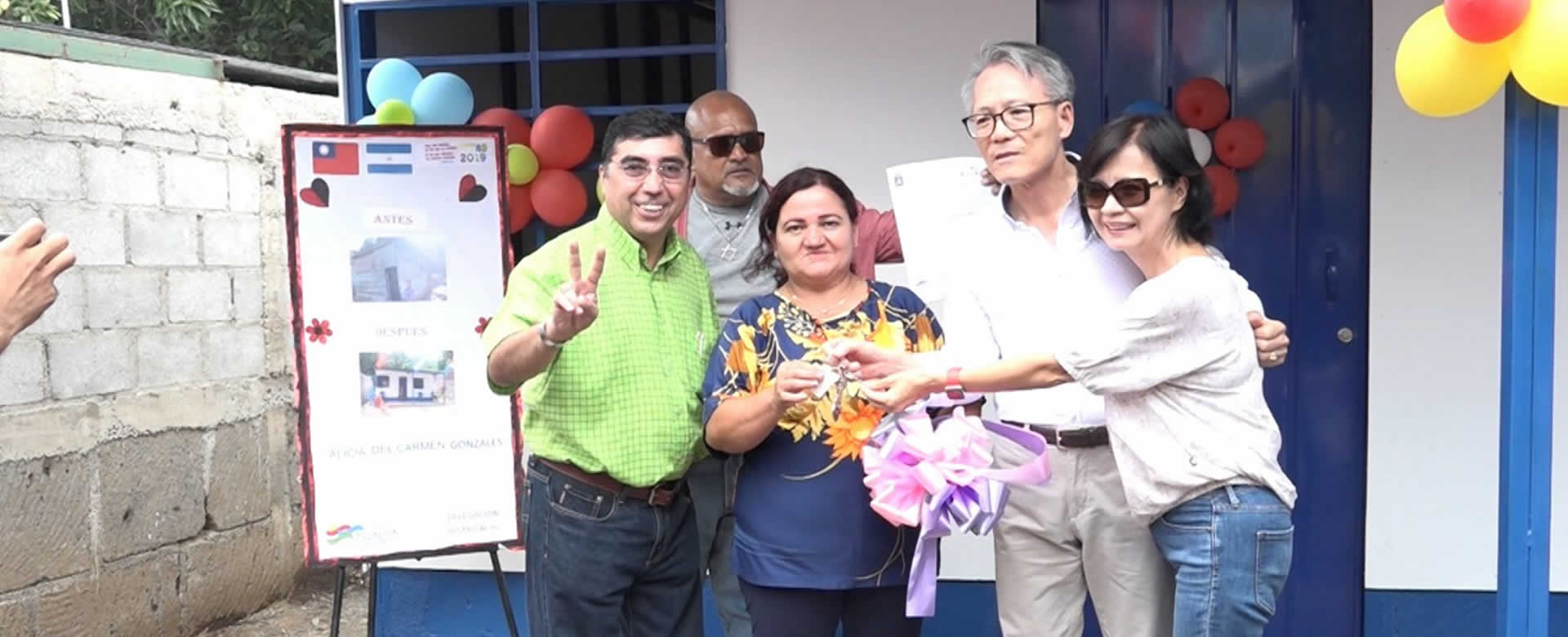 El Embajador de Taiwán y Vicealcalde de Managua entregan la vivienda 143