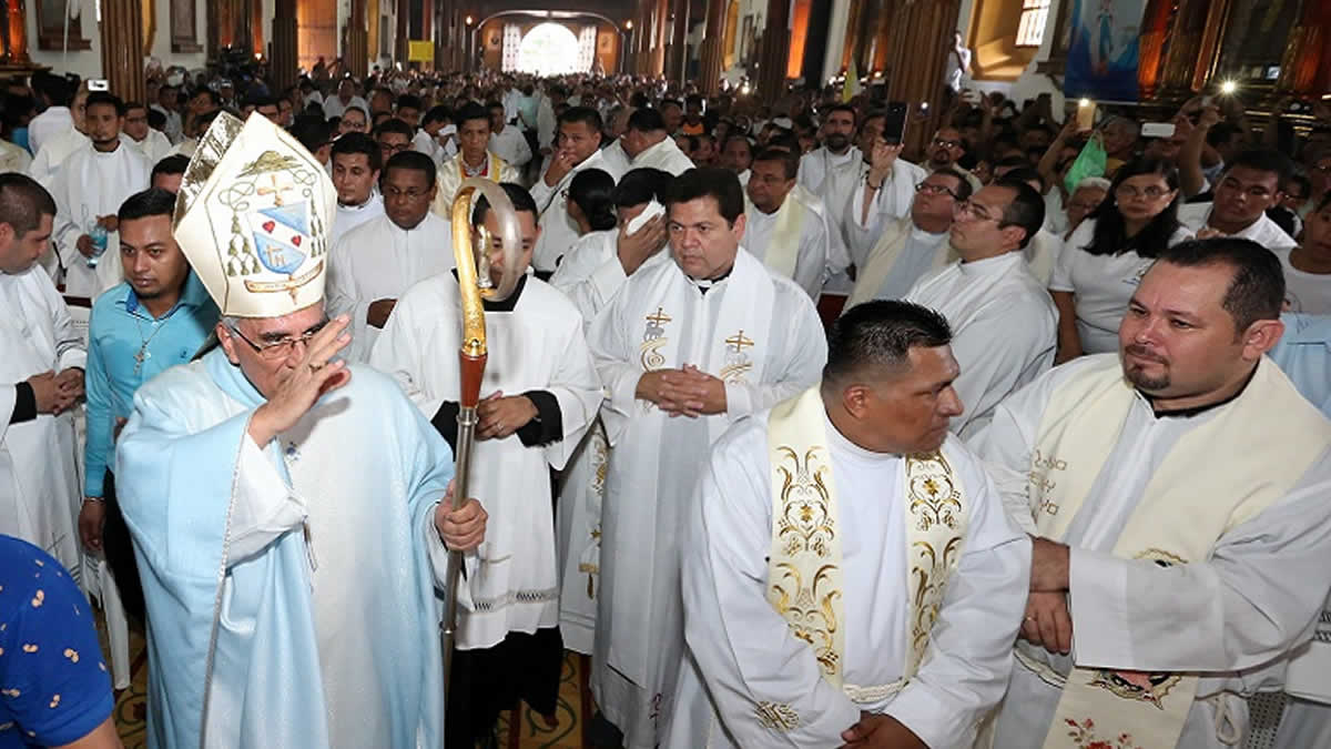 Familias Católicas del Occidente despiden al Monseñor Bosco Vivas
