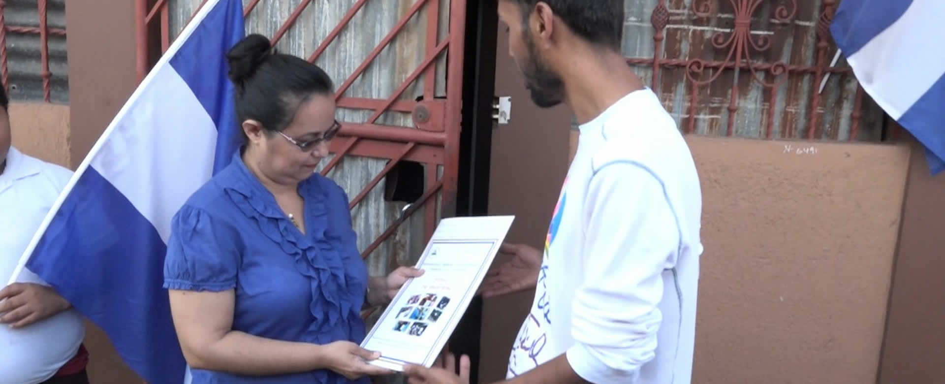 Familias de Managua reciben título de propiedad en saludo al mes patrio