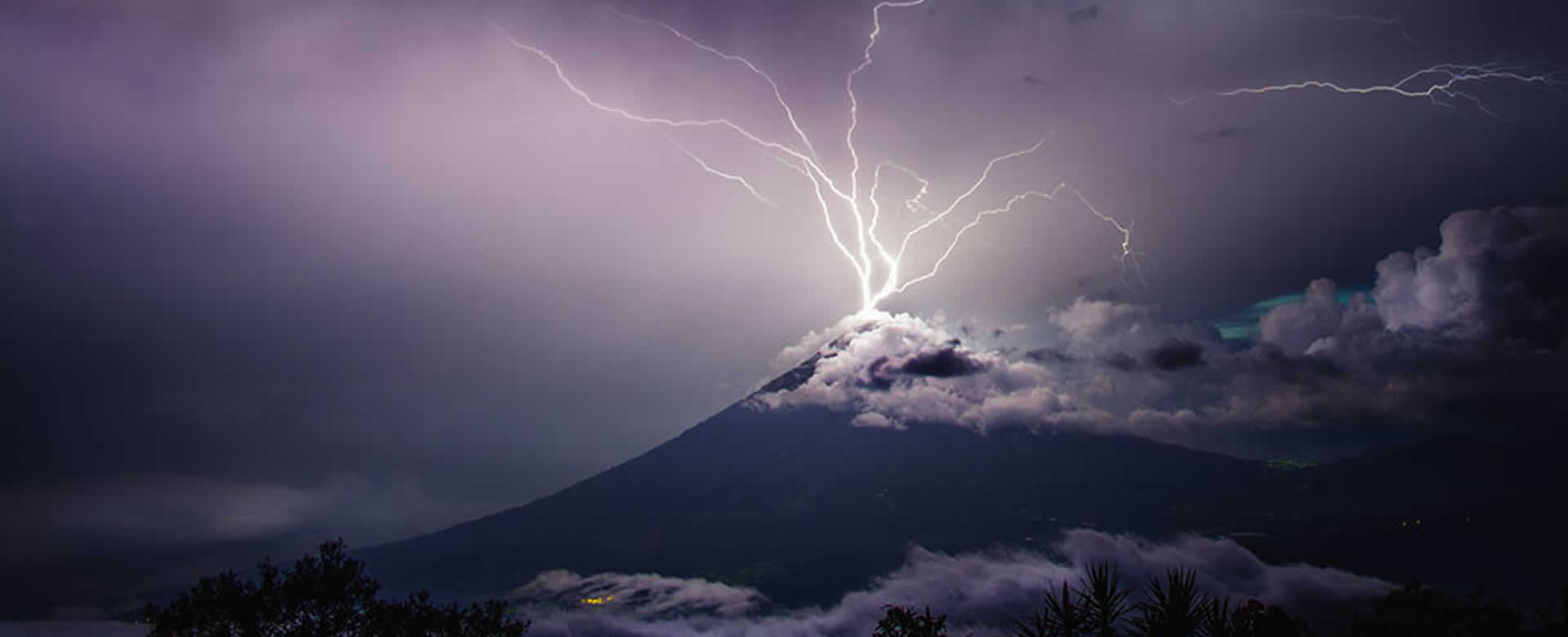 Impresionante tormenta eléctrica en la cima del volcán de Agua en Guatemala