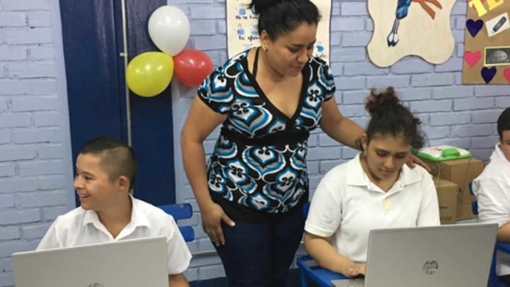 MINED realiza entrega de computadoras a escuelas especiales 