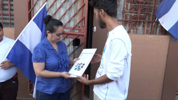Familias de Managua reciben título de propiedad en saludo al mes patrio 