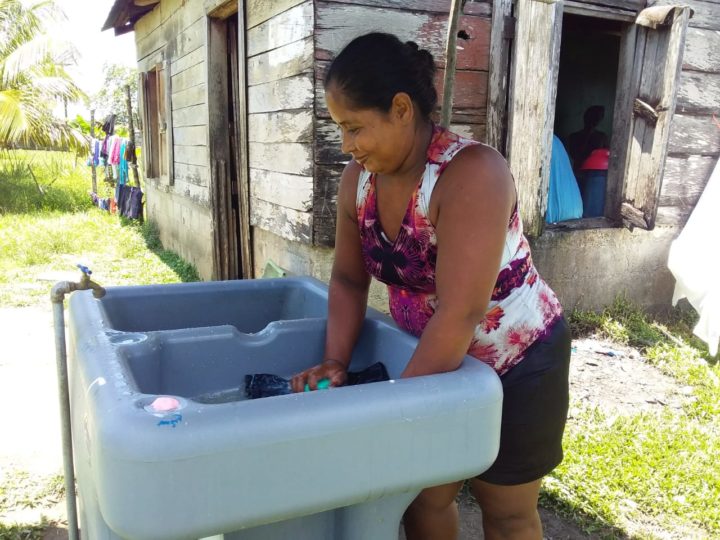 Obtener agua ya no es problema en la Comunidad Karawala, Caribe Sur 
