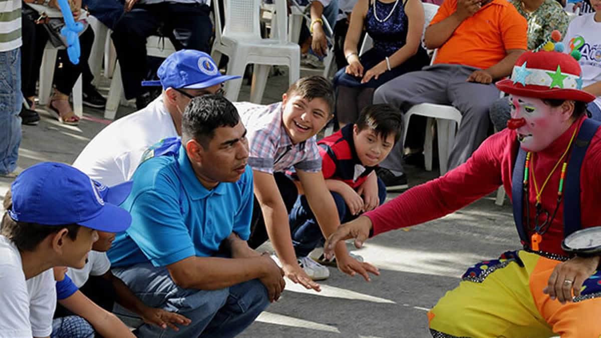 Personas discapacitadas celebran una tarde cultural en el Parque Luis Alfonso
