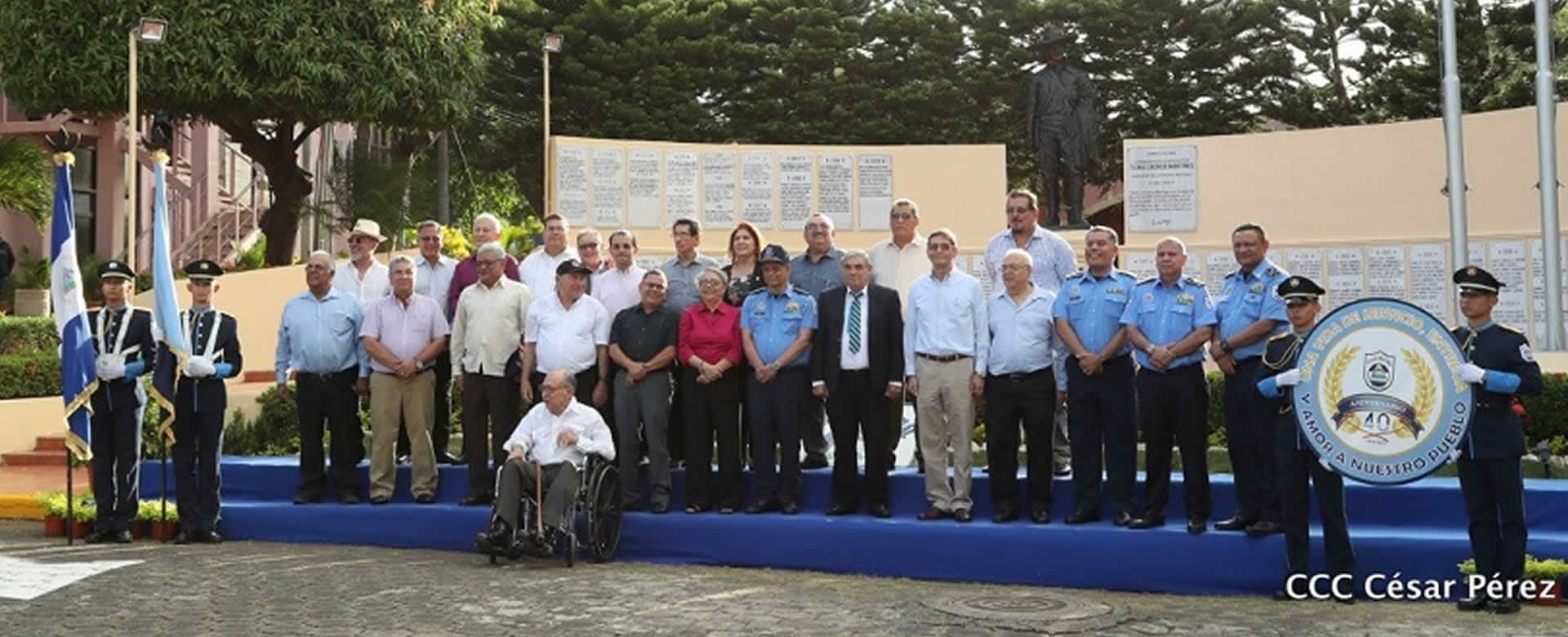 Policía Nacional entrega la Medalla 40 Aniversario a miembros en retiro