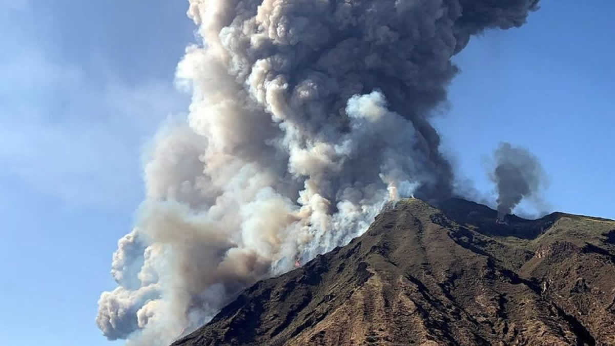 Volcán Estrómboli entra en erupción y derrama lava en el mar de Italia