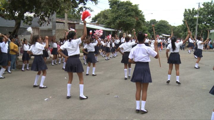 Estudiantes de Villa El Carmen se preparan para los desfiles patrios 