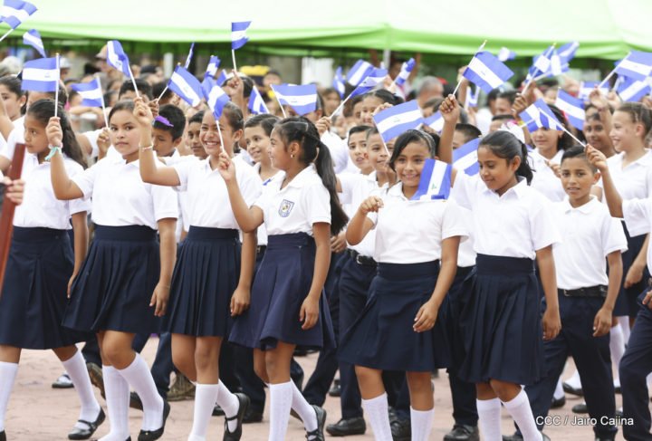 Estudiantes de cinco distritos de Mangua inician el desfile patrio