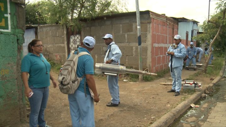 MINSA fumiga las casas del Barrio el Pantanal para combatir el dengue