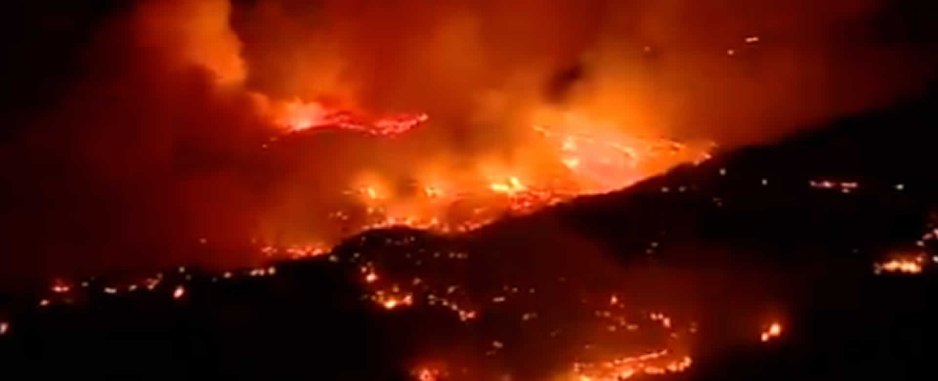 Más de mil personas evacuadas por feroz incendio forestal en Gran Canaria