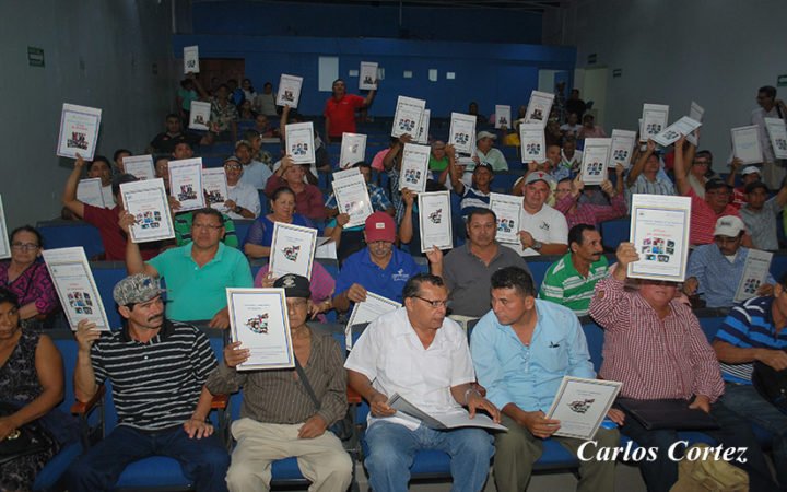 Gobierno de Nicaragua entrega títulos de propiedad a retirados del ejército