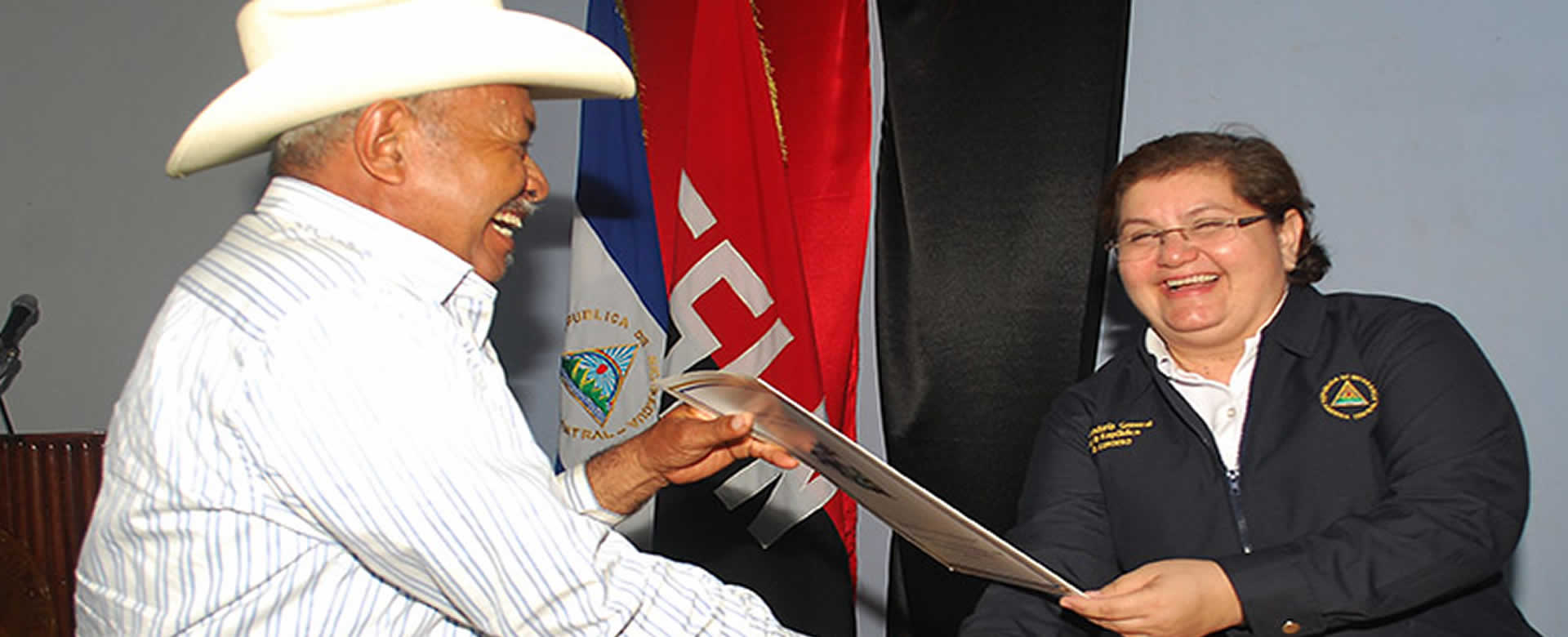 Gobierno de Nicaragua entrega títulos de propiedad a retirados del ejército