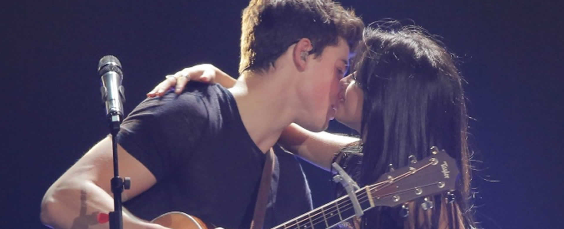 Camila Cabello besa apasionadamente a Shawn Mendes en un concierto
