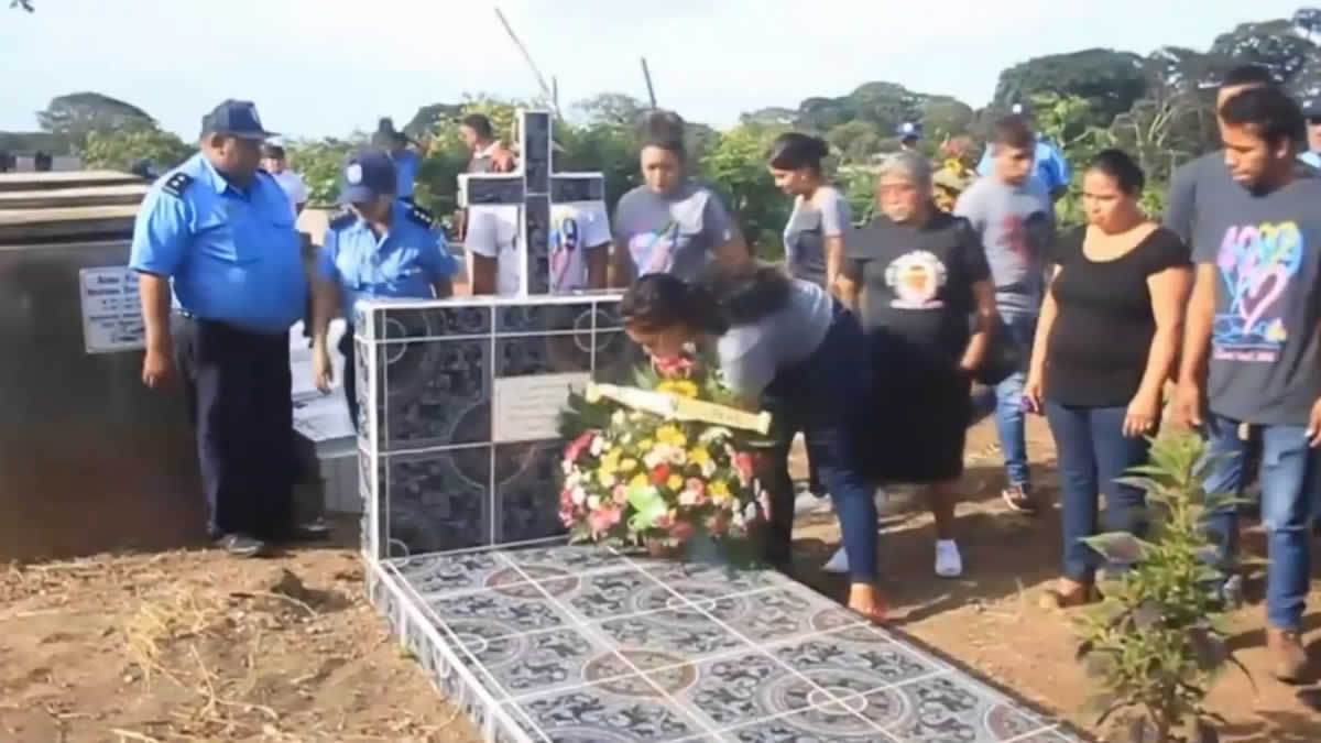 Caraceños rinden tributo a policías que perecieron cumpliendo su deber