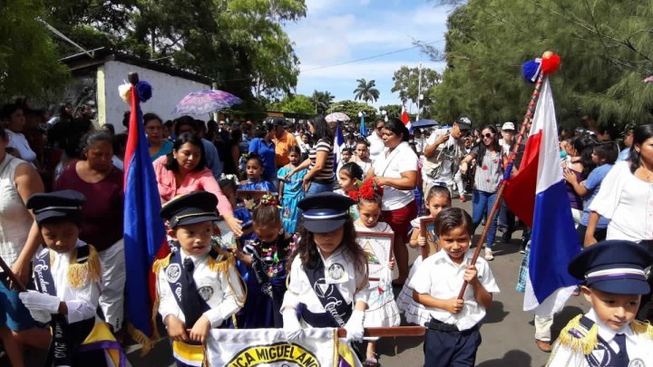 Carazo: Alumnos realizan desfiles en honor a las fiestas patrias