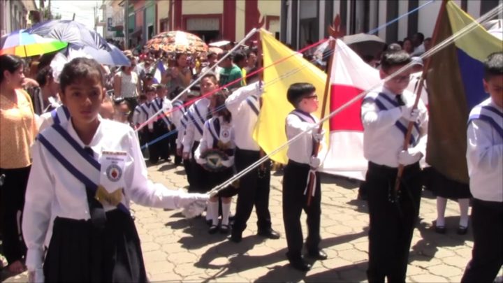 Estudiantes de Boaco rinden homenaje a la patria con desfile azul, blanco y azul 