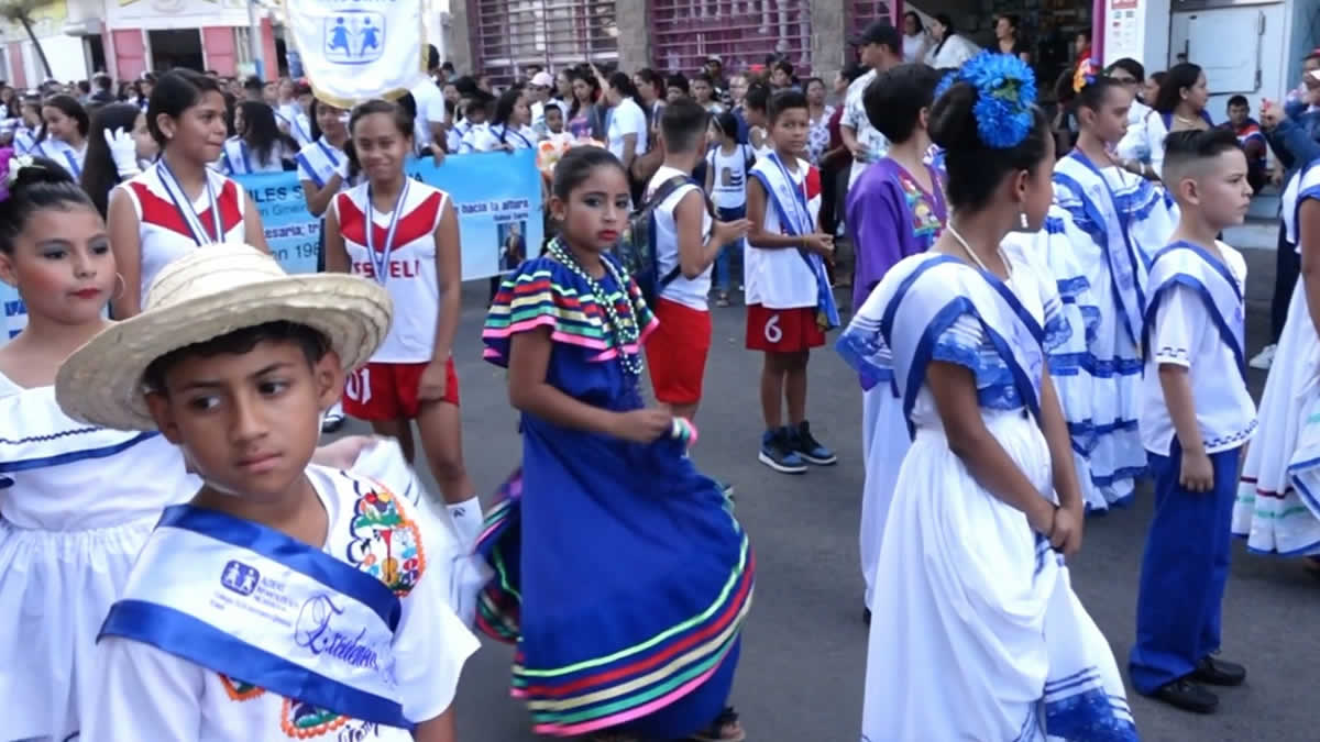 Estudiantes de primaria realizan desfile patriótico en las calles de Estelí