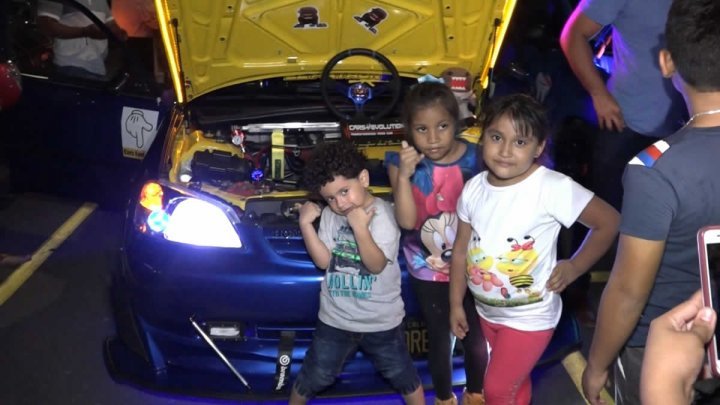 Exhibición de autos modificados en el Estadio Denis Martínez de Managua