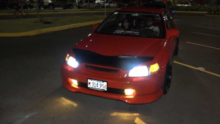 Exhibición de autos modificados en el Estadio Denis Martínez de Managua