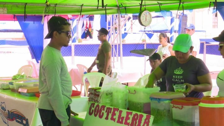 Familias disfrutan del sabor de los mariscos en la Feria del Mar, Managua