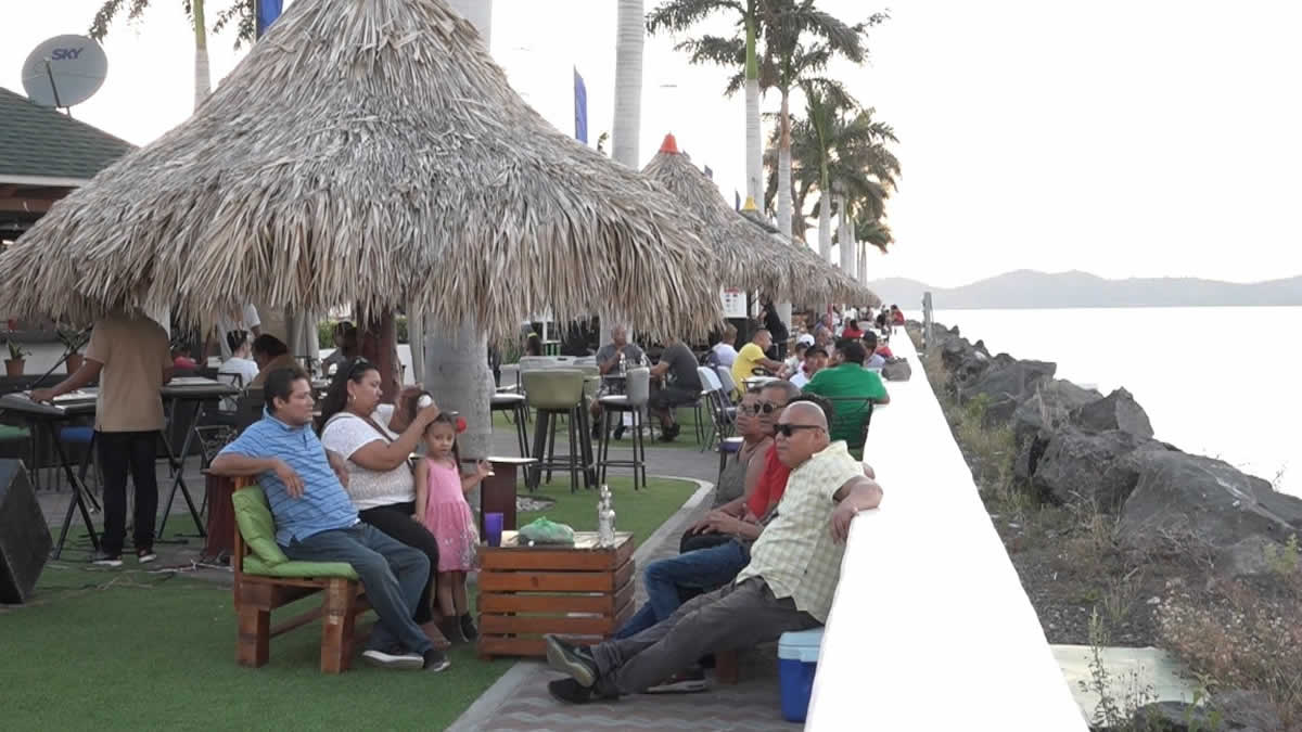 Familias inician el mes patrio con diversas actividades en el Puerto Allende 