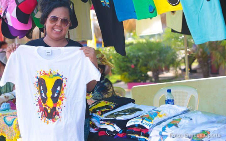 Realizan Feria de la Gorra y la Camiseta en honor a las fiestas patrias