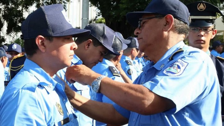 Policía Nacional asciende a miembros de la Dirección de Seguridad