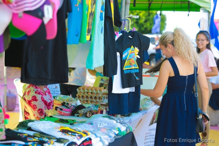 Realizan Feria de la Gorra y la Camiseta en honor a las fiestas patrias