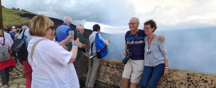 Turistas del Crucero Le Soleal viven momentos inolvidables en el Volcán Masaya