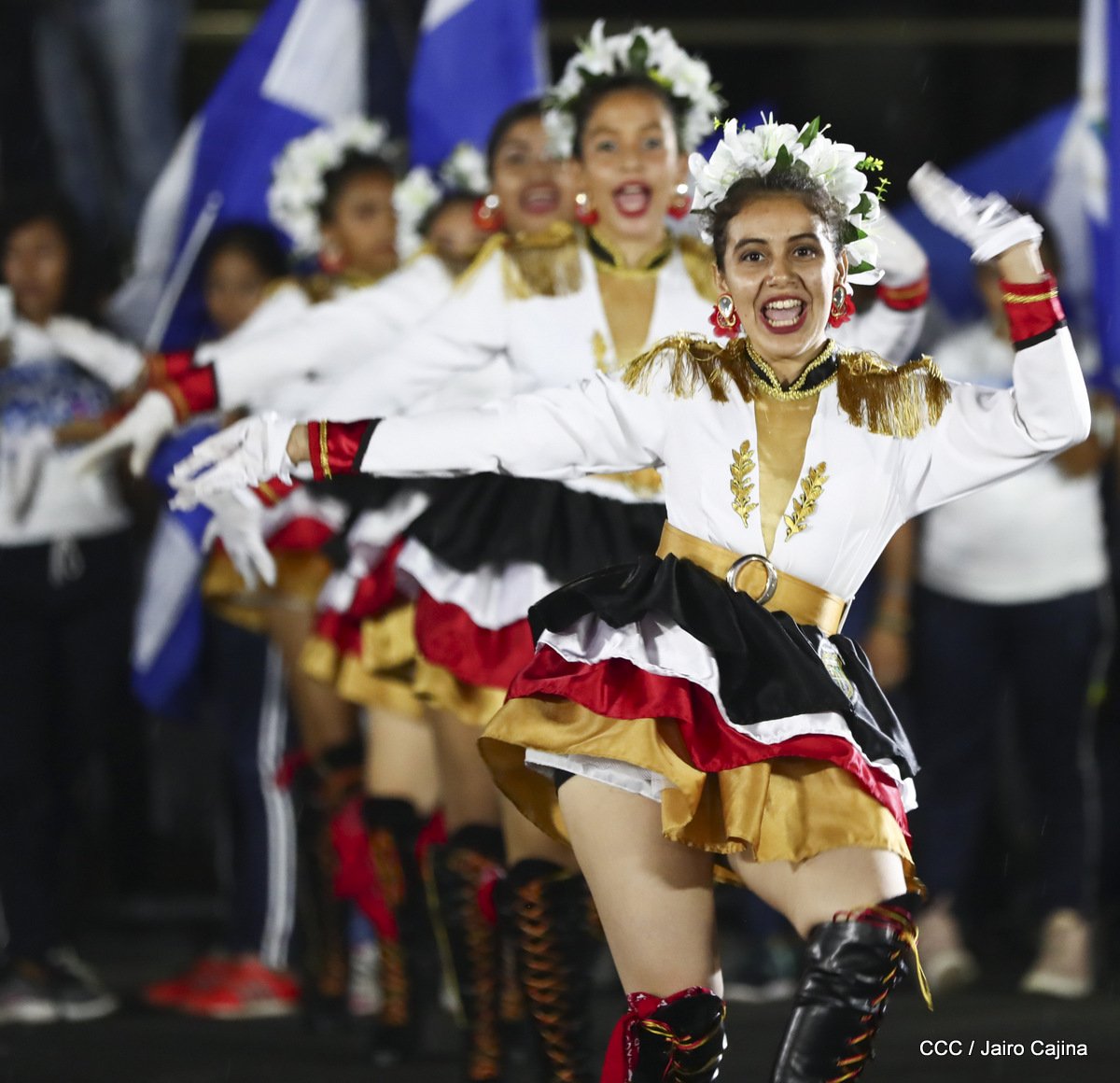 Estudiantes nicaragüenses deslumbraron con su talento en la Avenida Bolívar