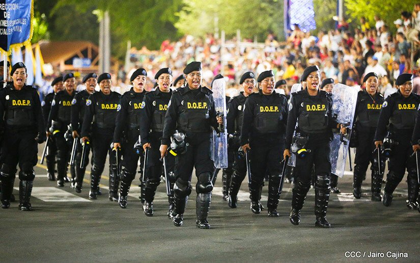 Brigada especial de mujeres de la DOEP es ovacionada por la población