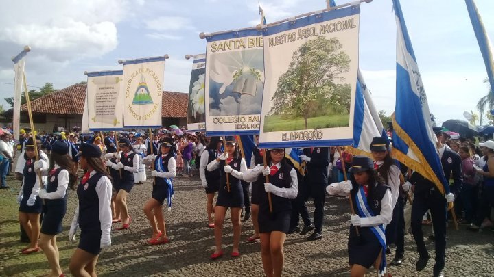 Colegios de León desfilan en celebración de las Fiestas Patrias