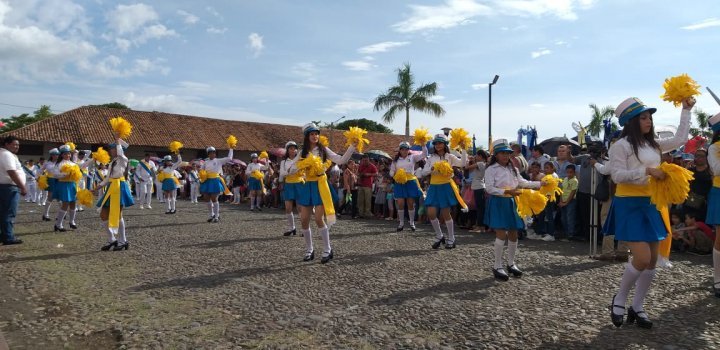 Colegios de León desfilan en celebración de las Fiestas Patrias