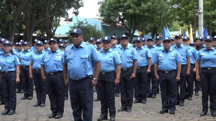 León asciende en grados a oficiales de la Policía Nacional