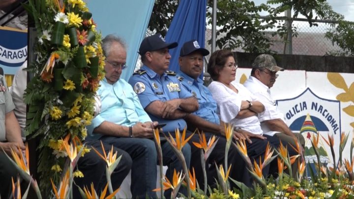 León asciende en grados a oficiales de la Policía Nacional